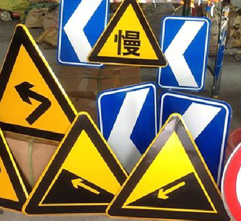  雅江标识标牌中颜色的确定是很重要的。